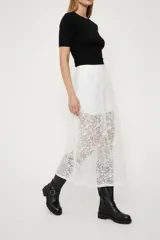 Falda larga de poliamida color blanco, con diseño de encaje floral y forro corto.