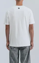 Remera de manga corta color beige, con cuello redondo y calce regular con recorte en la espalda.