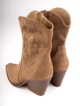Bota texana color camel de gamuza con bordado y apliques de strass.