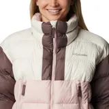Campera puffer cropped Columbia Pike Lake II, color celeste, rosa y naranja. Cuenta con tecnología térmica reflectante Omni-Heat™, aislamiento de poliéster 100 % reciclado, puños con forro de jersey, protector de mentón, cremallera central delantera de doble dirección, bolsillo interior de seguridad, bolsillos laterales con cremallera, puños elásticos, dobladillo ajustable con ceñidor y tratamiento duradero repelente al agua sin PFC.