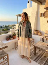 Chaqueta verde olivo con bordados florales en tonos rosa y verde.