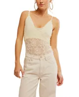 Body color crema de encaje con escote en V y tirantes finos ajustables. Presenta diseño transparente en la zona del torso y detalle de busto con base.