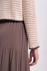 Cardigan de punto crochet color crudo con ajuste frontal con lazos.