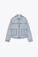 Cazadora de denim verde oliva, con cuello solapa, manga larga, bolsillos delanteros de plastrón y cierre frontal con botones metálicos.