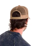Gorro trucker de hombre con visera curva, frente color verde oliva con parche bordado y rejilla color beige.