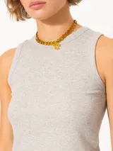 Musculosa blanca de algodón con cuello redondo y sisas amplias.