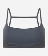 Top deportivo de microfibra color gris oscuro, con escote redondeado y canesú superpuesto. Presenta un diseño de espalda abierta con breteles finos cruzados y copa incorporada.