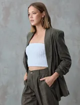 Blazer blanco de lino con cuello con solapa, bolsillos sastre y mangas fruncidas.
