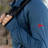 Canguro azul de polar con cierre parcial en el cuello y bolsillo en el pecho.