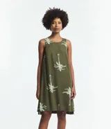 Vestido corto sin mangas color verde oliva con estampado de palmeras blancas.