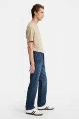 Pantalón de jean azul oscuro, de corte recto, con tiro medio y cierre de botones.