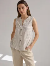 Camisa sin mangas a rayas verticales color beige y blanco, con cuello mao y cierre frontal con botones.