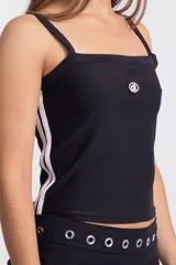 Musculosa negra con tirantes finos y logo estampado en el pecho.