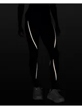 Calza larga de lycra color marrón oscuro, tiro alto, con detalles de líneas reflectivas en los laterales.