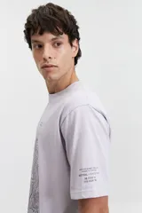 Remera lila de manga corta con cuello redondo y estampado de mapa topográfico en el frente.