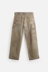Pantalón color marrón con efecto lavado, corte relaxed fit, cinco bolsillos, aplicación de tira y bolsillo multifunción en perneras, cierre frontal con cremallera y botón.