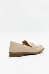 Mocasines color beige de símil cuero, con punta cuadrada, detalle de bordado a tono en la capellada y taco de 2,5cm.
