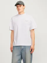 Camiseta blanca de manga corta con cuello redondo y corte holgado.