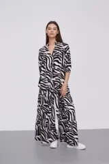 Blusa color beige con estampado abstracto en tonos marrones, de viscosa, corte al cuerpo y cuello en V.