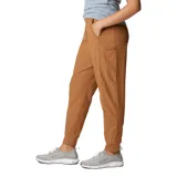 Pantalón jogger color marrón, con cintura elástica, bolsillos laterales y puños elásticos.