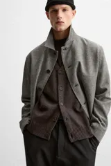 Sobrecamisa gris de corte regular, con cuello solapa, manga larga con puño abotonado y cierre frontal con botones.
