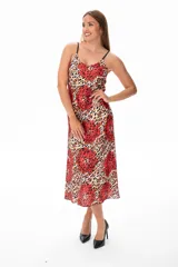 Vestido midi con estampado animal print y flores rojas, breteles finos negros y corte recto.