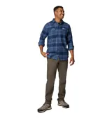 Camisa de franela Columbia para hombre, a cuadros en tonos negro, gris, beige y blanco. Confeccionada en algodón con elastano para mayor comodidad y flexibilidad. Cuenta con cuello abotonado, cierre frontal con botones, dos bolsillos en el pecho con cierre de botón y puños abotonados.