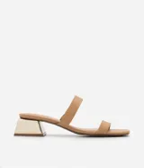 Sandalia mule color beige con dos tiras, puntera cuadrada y tacón bajo cuadrado cromado.
