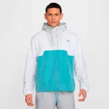 Campera anorak Nike Club Marina Gfx para hombre, color blanco con parte inferior turquesa y capucha gris. Presenta logo de Nike bordado en el pecho.