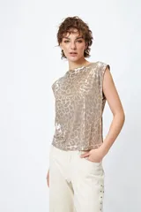 Top plateado con estampado animal print, sin mangas y cuello recto.