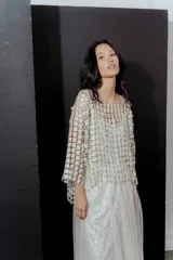 Blusa con diseño de mini flores, mangas 3/4 y cuello cuadrado.