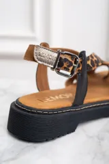 Sandalia de cuero con plataforma, tiras cruzadas en animal print, dorado y marrón.