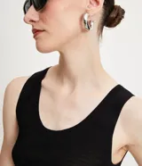 Musculosa verde oliva de punto texturizado, con breteles anchos y cuello redondo.