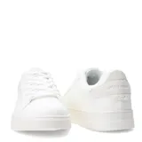 Championes acordonados color beige, de estilo casual.