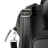 Maletín negro de símil cuero con acceso por cierre y botones imantados. Tiene un bolsillo externo con cierre y bolsillos internos, uno con cierre y otro abierto para tablet. Incluye correa regulable y asas fijas.