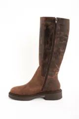 Bota de cuero color marrón con efecto desgastado, caña alta y suela track.