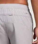 Bermuda deportiva masculina de poliéster, modelo running, color negro. Posee cintura elástica con ajuste interno, sin estampa y bolsillo trasero con cremallera.