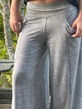 Pantalón palazzo de tiro alto confeccionado en viscosa y spandex con efecto batik en color gris. Posee un diseño de pierna ancha evasé, bolsillos laterales y una faja ancha en la cintura.