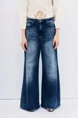 Pantalón de jean azul de tiro alto, corte palazzo y pierna ancha.