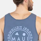 Musculosa azul con cuello redondo y estampado circular con el logo de la marca en el pecho.