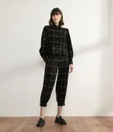 Pantalón aladim con cintura ancha pespuntado, pliegues y barra ajustada con botones.