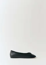 Zapato chatito de cuero negro, con punta redonda y lazo decorativo.