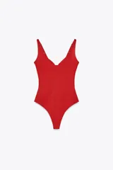 Body rojo de breteles finos regulables y escote en V.