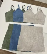 Conjunto deportivo celeste compuesto por un top con breteles finos y calza corta con cintura alta.
