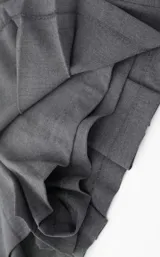 Pollera mini tableada gris con short integrado, de diseño moderno y corte ajustado.