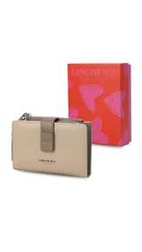 Billetera mediana de símil cuero color blanco hueso con detalles en rojo coral. Posee una presilla de cierre en la parte frontal y cierres de cremallera visibles en el borde superior.