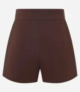 Short de vestir color fucsia, de tiro alto, con bolsillos delanteros y cierre lateral con cremallera.