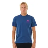 Remera azul de manga corta con cuello redondo y estampado pequeño en el pecho con un círculo que contiene una puesta de sol.