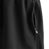 Short negro de felpa francesa con cintura elástica ajustable con cordón, bolsillos laterales con cierre y bolsillo trasero.