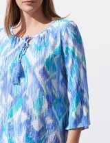 Blusa de gasa bambula estampada marca Ruby Rd, con cuello redondo y escote en V con lazo de ajuste, manga ¾ amplia.